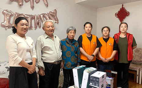 溫情關(guān)懷暖人心——?jiǎng)⑻斗b志愿者慰問困難家庭