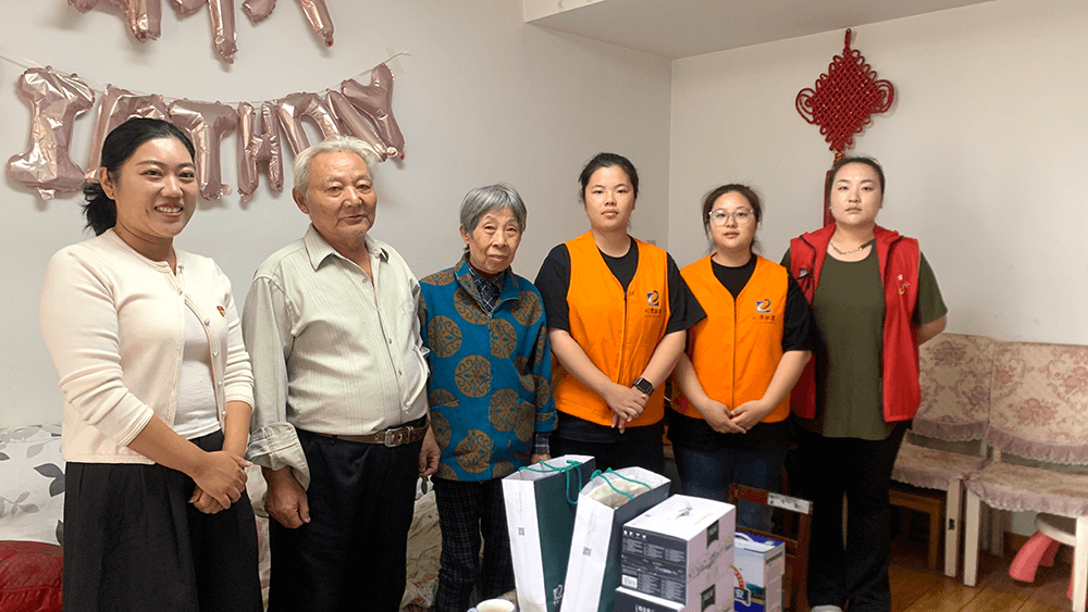 劉潭服裝志愿者慰問困難家庭