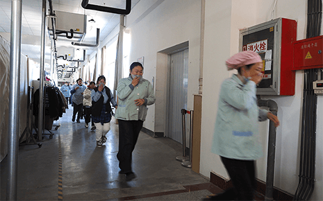 防患于未“燃”，安全演練忙：劉潭服裝開展車間應(yīng)急疏逃生散演練