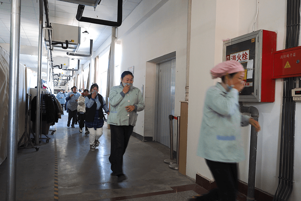 劉潭服裝開展車間應(yīng)急疏逃生散演練