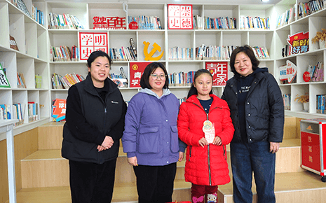 劉潭服裝：溫情慰問(wèn)送春風(fēng)，困境兒童笑顏開(kāi)