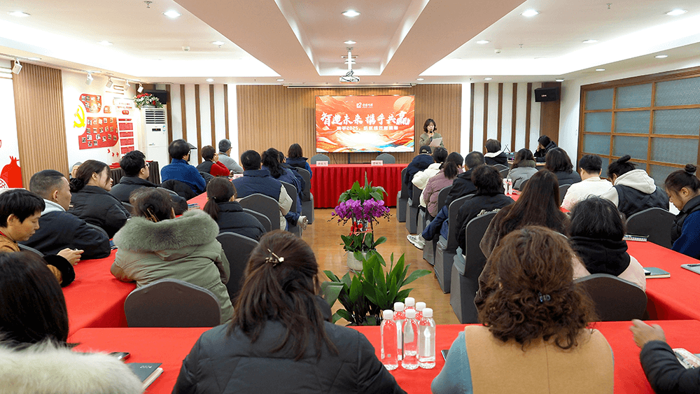 智造未來(lái)，攜手共贏！劉潭服裝舉行2025年績(jī)效簽約儀式