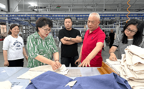 劉潭服裝領(lǐng)導(dǎo)層視察車間現(xiàn)場：聚焦成果與展望未來