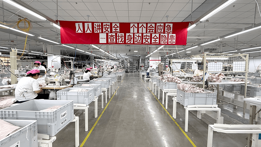 劉潭服裝扎實(shí)開展安全生產(chǎn)月宣傳&mdash;&mdash;筑牢安全防線