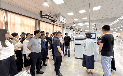 熱烈歡迎：錫山區(qū)紡織服裝企業(yè)領(lǐng)導(dǎo)到劉潭服裝開展沙龍活動(dòng)