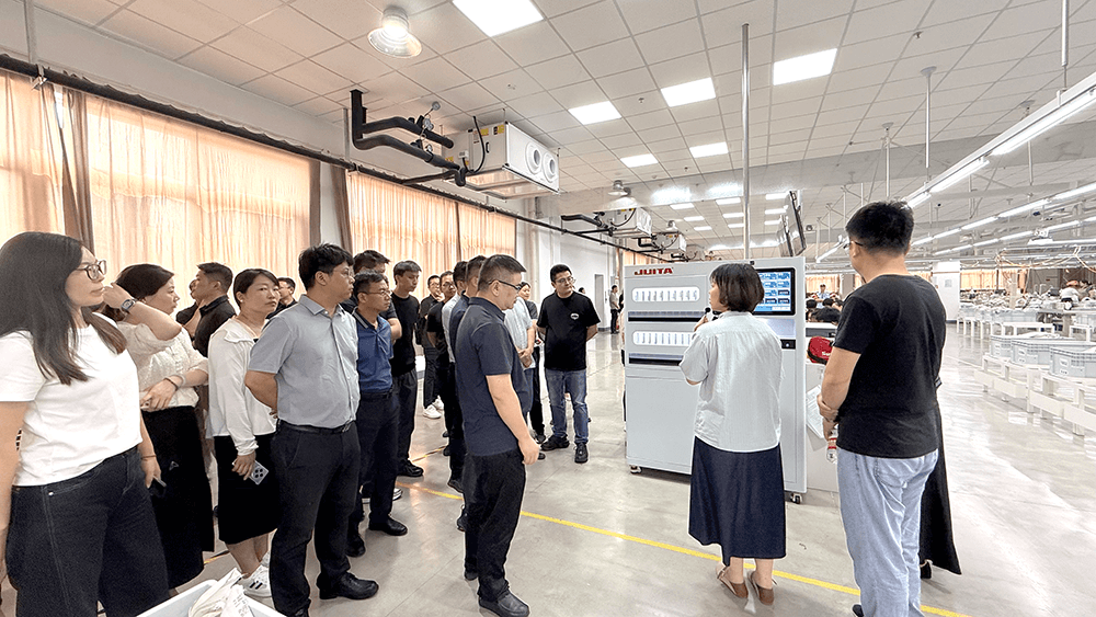 熱烈歡迎：錫山區(qū)紡織服裝企業(yè)領(lǐng)導到劉潭服裝開展沙龍活動