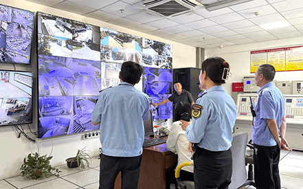 區(qū)應(yīng)急管理局深入劉潭服裝開展消防安全專項(xiàng)檢查