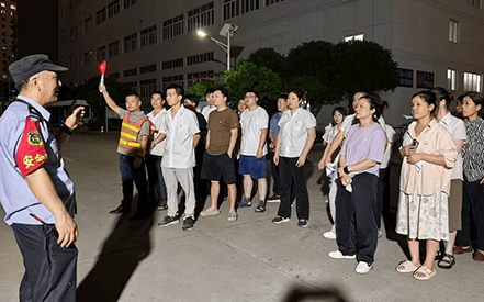 劉潭服裝開(kāi)展夜間宿舍樓應(yīng)急逃生演練：筑牢消防安全防線