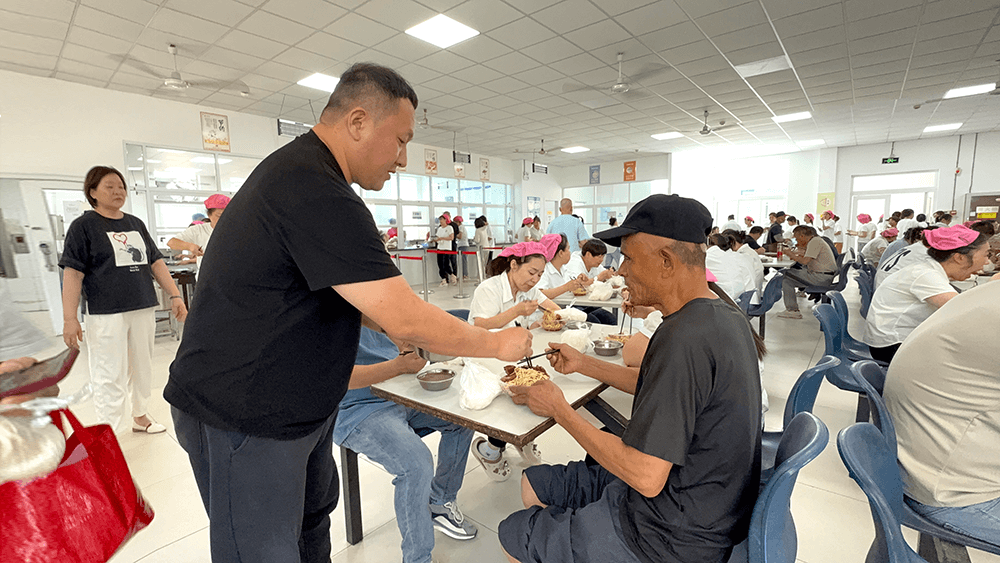 劉潭服裝以&ldquo;長壽面&rdquo;共慶建黨104周年