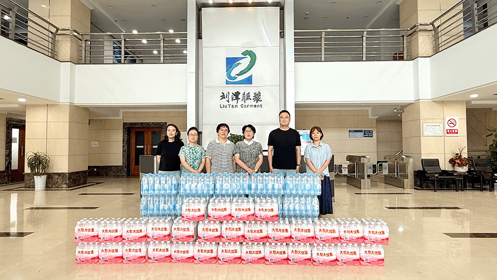 社區(qū)清涼送一線 關(guān)懷沁潤企業(yè)心&mdash;&mdash;楊木橋社區(qū)到劉潭服裝開展慰問活動