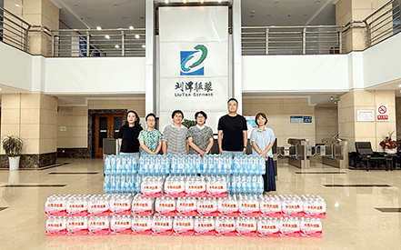 社區(qū)清涼送一線 關(guān)懷沁潤(rùn)企業(yè)心——楊木橋社區(qū)到劉潭服裝開(kāi)展慰問(wèn)活動(dòng)