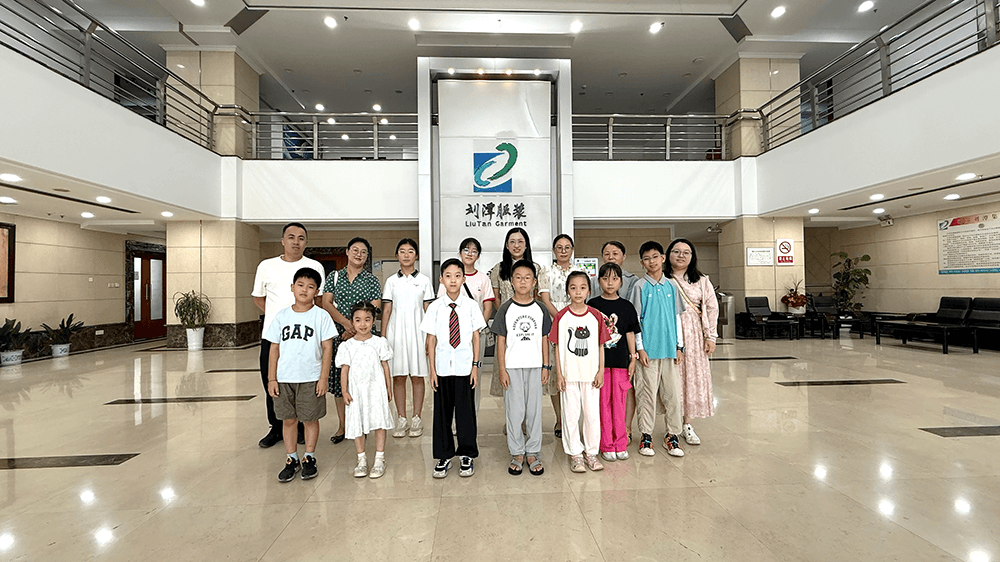 社區(qū)親子探秘&ldquo;衣&rdquo;世界！家庭參觀團(tuán)走進(jìn)劉潭服裝