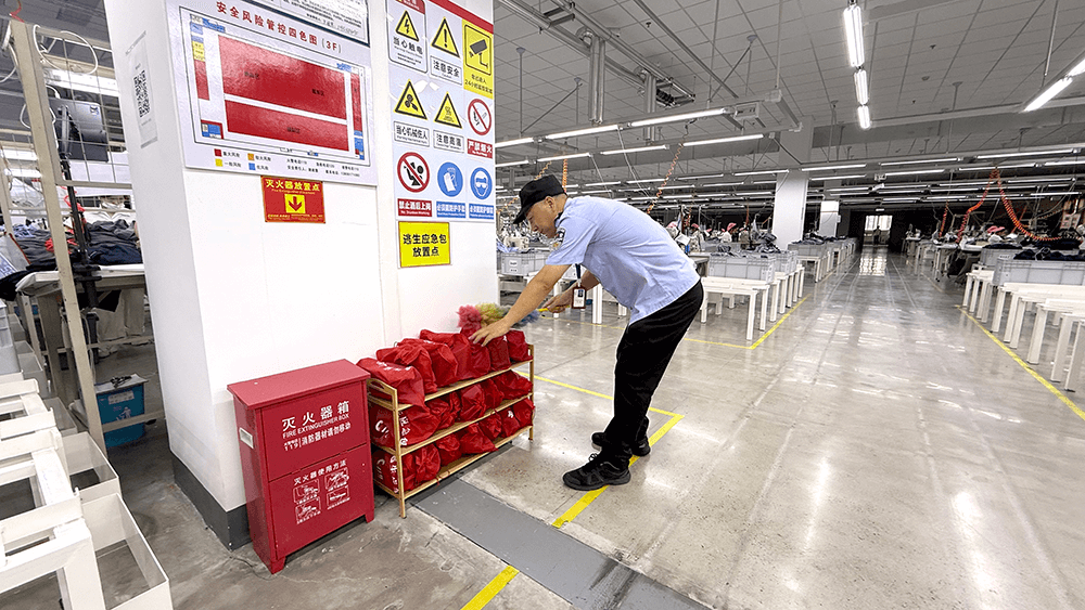 劉潭服裝：秋季消防設(shè)備檢查維護(hù)筑牢車(chē)間安全防線