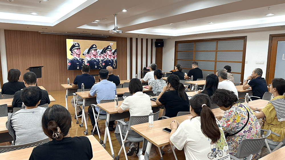 銘記歷史 共沐榮光&mdash;&mdash;劉潭服裝黨支部組織觀看&ldquo;9&middot;3&rdquo;勝利日大閱兵