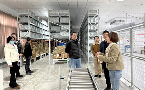 梁溪區(qū)副區(qū)長(zhǎng)黃力走訪劉潭服裝——考察智能化發(fā)展進(jìn)程