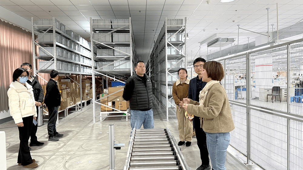 梁溪區(qū)副區(qū)長黃力走訪劉潭服裝&mdash;&mdash;考察智能化發(fā)展進程