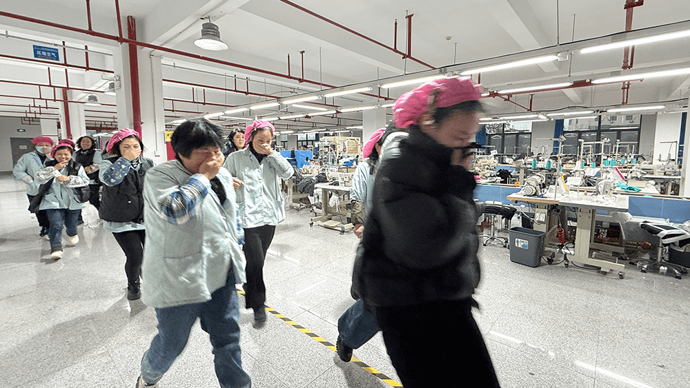 劉潭服裝開展冬季應(yīng)急逃生演練：筑牢安全防線